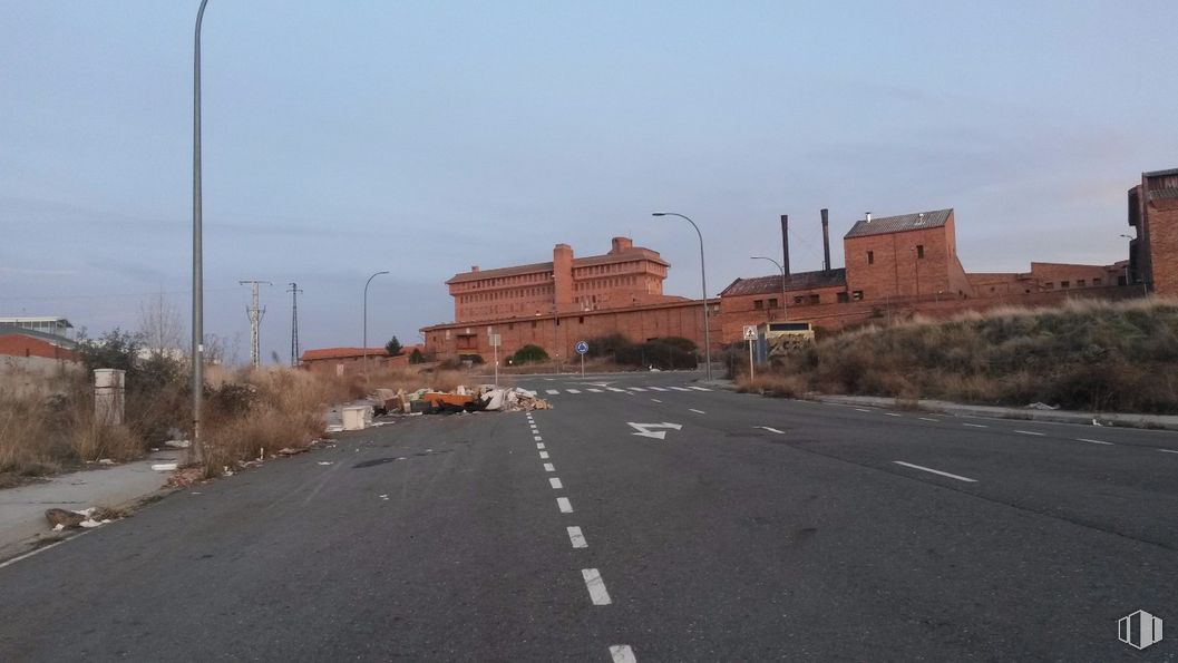 Land for sale at Carretera San Rafael, Segovia, 40006 with building, sky, street light, plant, window, road surface, asphalt, thoroughfare, neighbourhood and tar around