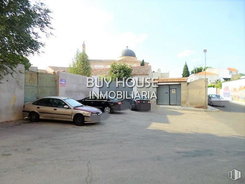 Land for sale at Centro de Yuncler, Yuncler, Toledo, 45529 with car, building, automotive parking light, sky, wheel, cloud, property, tire, vehicle and motor vehicle around