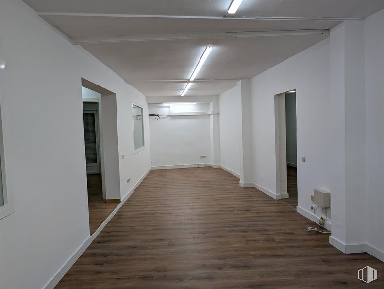 Oficina en alquiler en Calle Gran Vía, 28, Majadahonda, Madrid, 28220 con lámpara, alumbrado, suelos, suelo, madera, techo, suelos de madera, interiorismo, suelo laminado y apartamento alrededor