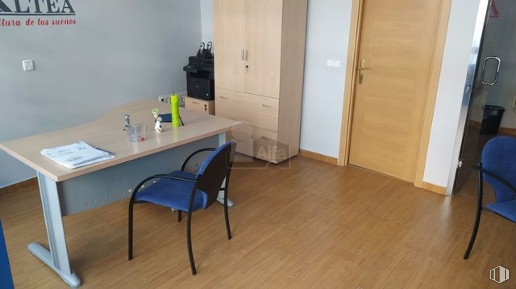 Local en alquiler en Barrio San Fermín, Usera, Madrid, 28041 con silla, escritorio, puerta, alacena, mesa, mueble, edificio, madera, suelos y ebanistería alrededor