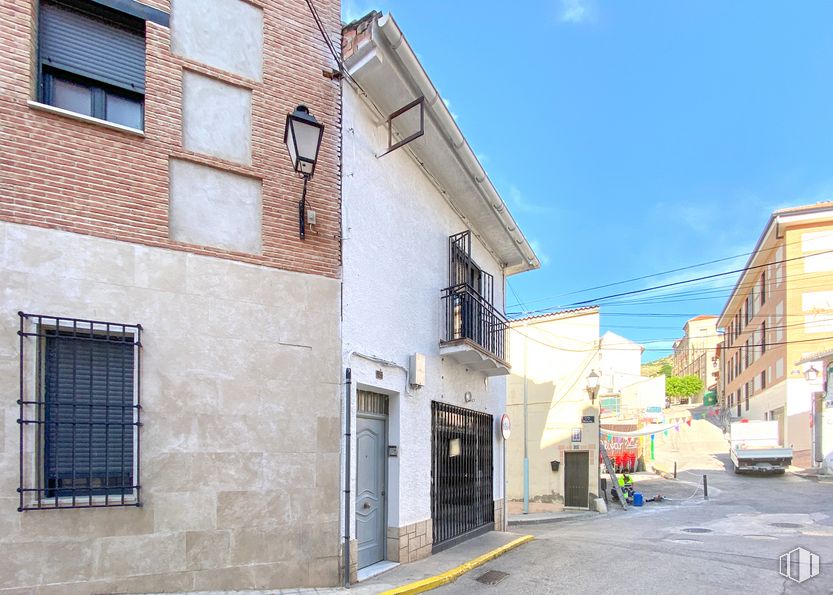 Retail for rent at Calle Olivar, 2, Tielmes, Madrid, 28550 with window, door, building, house, sky, azure, infrastructure, car, road surface and urban design around