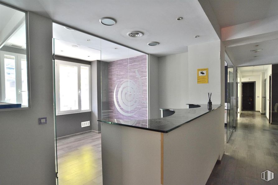 Oficina en alquiler en Calle Orense, Tetuán, Madrid, 28020 con ventana, lámpara, accesorio, edificio, suelos, hall, suelo, casa, inmobiliario y vidrio alrededor