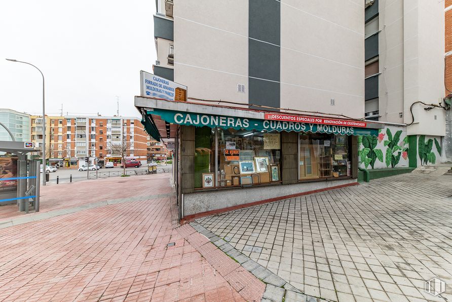 Local en alquiler en Avenida Marqués de Corbera, Ciudad Lineal, Madrid, 28017 con edificio, ventana, superficie de la carretera, diseño urbano, luz de la calle, acera, planta, carretera, zona residencial y fachada alrededor