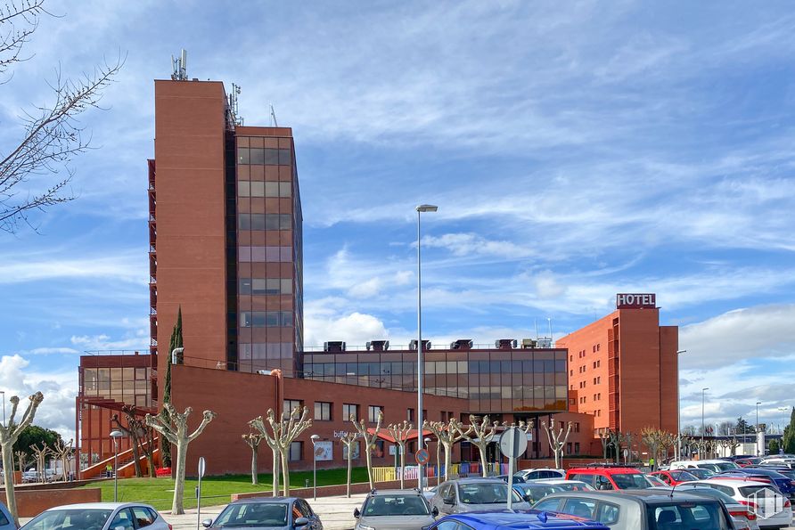 Office for rent at Ctra. Villaverde a Vallecas, 3500, Villa de Vallecas, Madrid, 28053 with building, car, cloud, sky, land vehicle, vehicle, infrastructure, wheel, tower block and condominium around