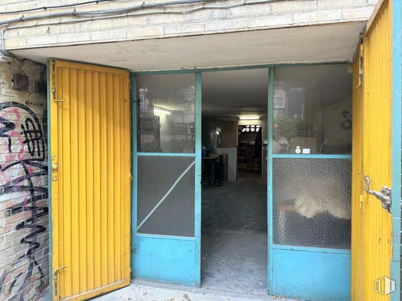 Local en venta en Calle Manresa, Fuencarral - El Pardo, Madrid, 28034 con puerta, propiedad, accesorio, amarillo, material compuesto, gas, tintes y matices, fachada, hormigón y edificio alrededor