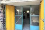 Local en venta en Calle Manresa, Fuencarral - El Pardo, Madrid, 28034 con puerta, propiedad, accesorio, amarillo, material compuesto, gas, tintes y matices, fachada, hormigón y edificio alrededor