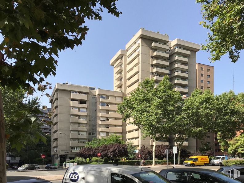 Oficina en alquiler en Calle Pensamiento, 27, Tetuán, Madrid, 28020 con coche, edificio, cielo, día, fotografía, vehículo, árbol, ventana, planta y diseño urbano alrededor