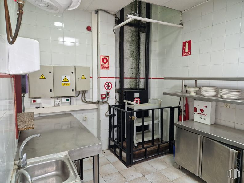 Industrial for sale & for rent at Calle San Erasmo, Villaverde, Madrid, 28021 with cabinetry, sink, property, building, fixture, interior design, table, kitchen, floor and real estate around