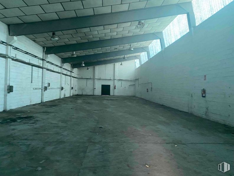 Nave en alquiler en Zona industrial, San Fernando de Henares, Madrid, 28830 con edificio, arquitectura, hall, suelos, techo, material compuesto, tintes y matices, hormigón, sombra y simetría alrededor