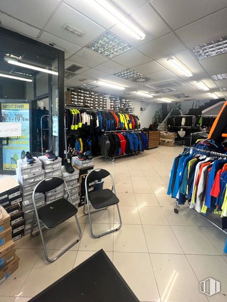 Local en venta en Calle Bravo Murillo, Tetuán, Madrid, 28020 con silla, equipaje y bolsos, diseño automovilístico, suelo, edificio, suelos, venta al por menor, ropa deportiva, evento y techo alrededor