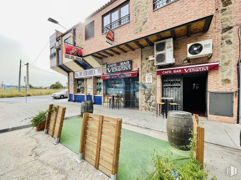 Retail for rent at Carretera Calera y Chozas, Talavera de la Reina, Toledo, 45600 with window, plant, building, sky, flowerpot, road surface, neighbourhood, door, residential area and real estate around