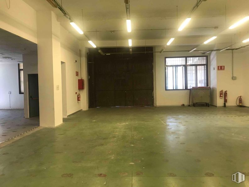 Nave en alquiler en Zona Fuencarral - El Pardo, Fuencarral - El Pardo, Madrid, 28034 con ventana, lámpara, accesorio, hall, suelo, suelos, madera, puerta, techo y madera dura alrededor