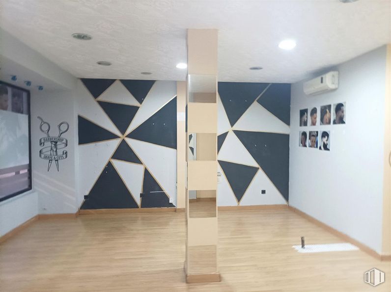 Retail for sale at Zona Casco Antiguo, Alcorcón, Madrid, 28921 with wood, hall, house, art, flooring, floor, laminate flooring, hardwood, automotive exterior and ceiling around