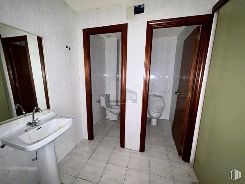 Retail for sale & for rent at Calle Alfonso X el Sabio, 22, Parla, Madrid, 28980 with toilet, sink, floor, flooring, plumbing fixture, bathroom, tile flooring, plumbing, tile and bathroom sink around