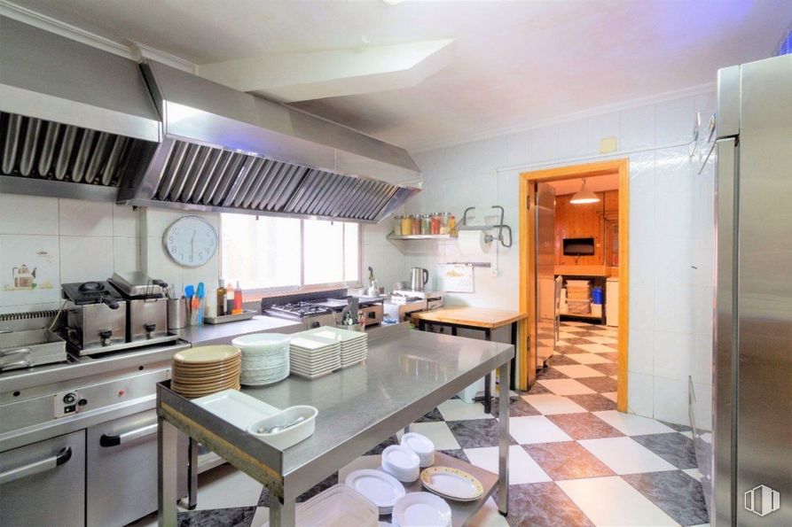 Local en venta en Calle Mayor, Torres de la Alameda, Madrid, 28813 con mesa, ebanistería, encimera, propiedad, mueble, cocina, cajón, interiorismo, madera y aparato de cocina alrededor