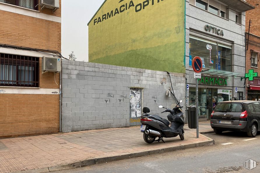 Land for sale at Zona Villa de Vallecas, Puente de Vallecas, Madrid, 28053 with car, motorcycle, window, building, tire, wheel, land vehicle, property, vehicle and vehicle registration plate around