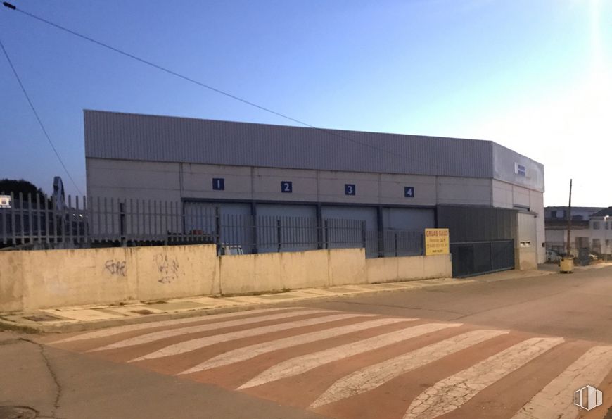 Industrial for sale at Calle Valenzana, 2, Illescas, Toledo, 45200 with building, sky, asphalt, architecture, road surface, residential area, city, landscape, facade and commercial building around