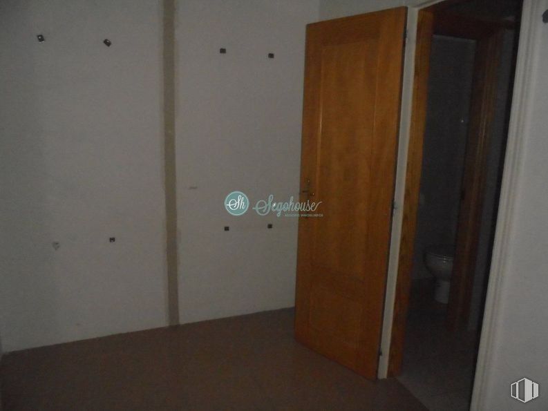 Local en alquiler en Zona Santa Eulalia, Segovia, 40005 con armario, accesorio, puerta, madera, edificio, asa, suelo, suelos, madera dura y tinte para madera alrededor