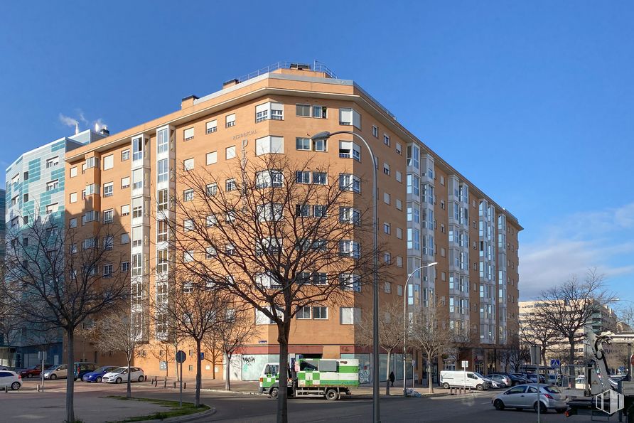 Local en alquiler en Calle Alameda del Valle, 34, Villa de Vallecas, Madrid, 28031 con edificio, coche, cielo, rueda, neumático, ventana, árbol, nube, bloque de torre y luz de la calle alrededor