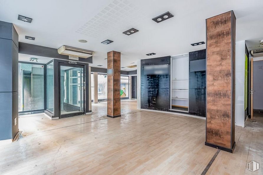 Local en alquiler y venta en Calle Moraleja, Alcorcón, Madrid, 28921 con accesorio, edificio, hall, madera, puerta, suelo, suelos, madera dura, vidrio y techo alrededor