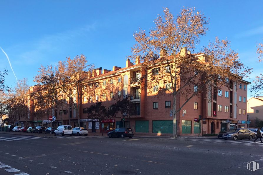 Retail for sale at Avenida Alcarria, 1, Alcalá de Henares, Madrid, 28805 with building, car, sky, land vehicle, wheel, cloud, vehicle, window, plant and street light around