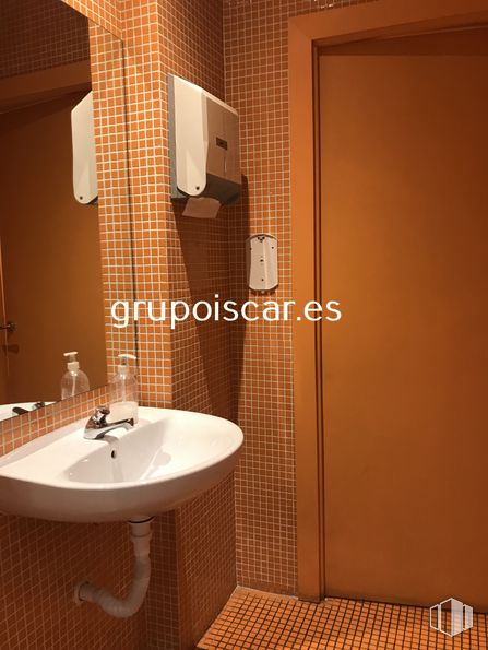 Local en alquiler y venta en Paseo Pintor Rosales, 4, Moncloa - Aravaca, Madrid, 28008 con fregadero, marrón, espejo, grifo, accesorio de fontanería, lavabo de baño, baño, edificio, madera y diseño de interiores alrededor