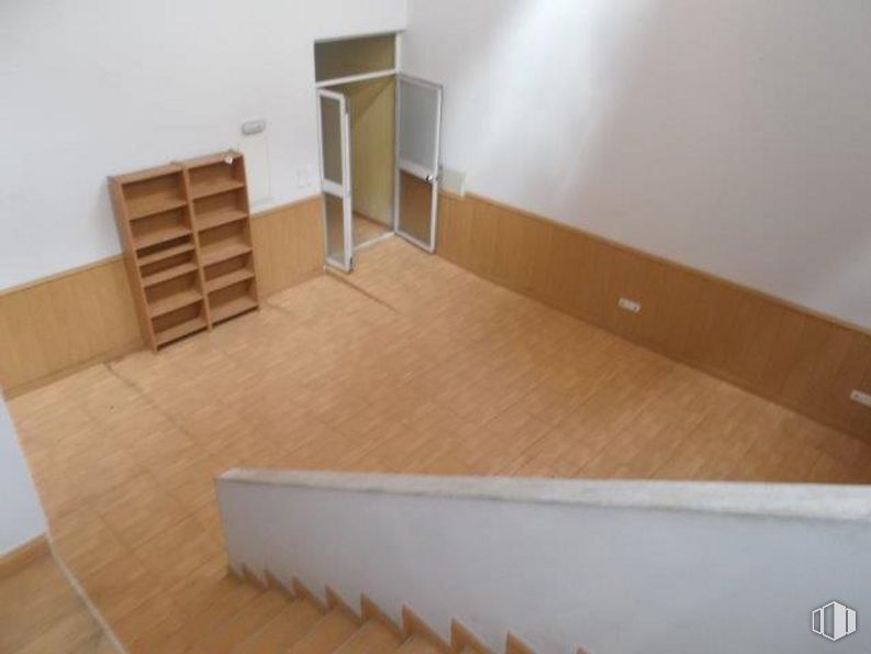 Retail for sale at Calle Robles, Puente de Vallecas, Madrid, 28053 with bookcase, wood, rectangle, flooring, floor, wood stain, hardwood, composite material, plywood and room around