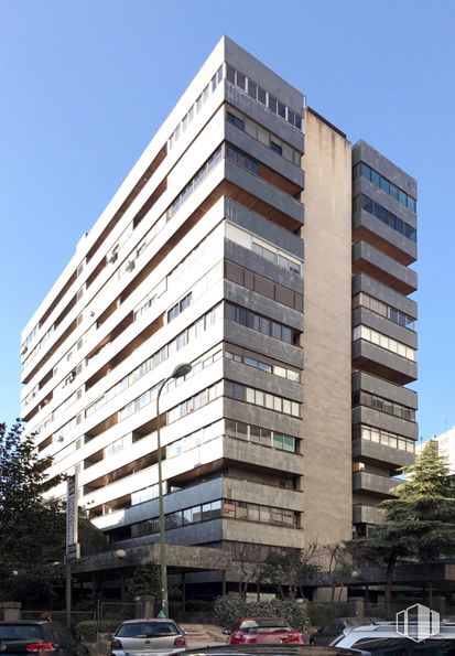 Oficina en alquiler y venta en Calle Julián Besteiro, 35, Tetuán, Madrid, 28020 con coche, edificio, cielo, durante el día, propiedad, bloque de pisos, diseño urbano, árbol, edificio comercial y barrio alrededor