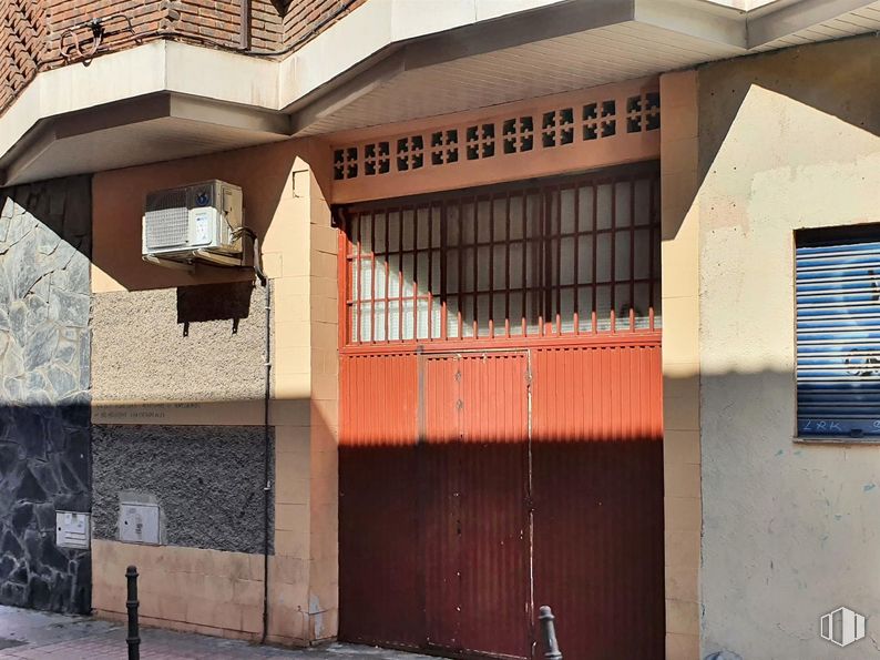 Local en alquiler y venta en Calle Cruz de Flores, Alcalá de Henares, Madrid, 28807 con Código de barras 1d, alumbrado, edificio, accesorio, madera, puerta, propiedad material, ladrillo, inmobiliario y fachada alrededor