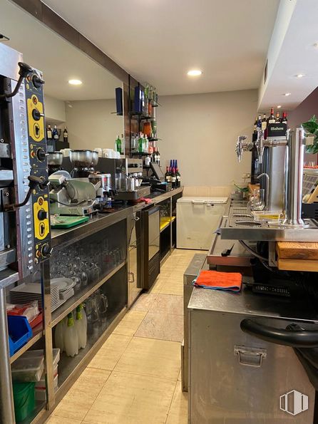 Retail for rent at Zona Moratalaz, Moratalaz, Madrid, 28030 with cabinetry, property, building, shelf, interior design, countertop, floor, automotive design, kitchen and shelving around