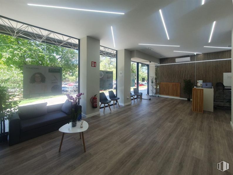 Local en venta en Zona Moratalaz, Moratalaz, Madrid, 28030 con sofá, lámpara, mesa de centro, mesa, edificio, planta, accesorio, madera, arquitectura y suelos alrededor