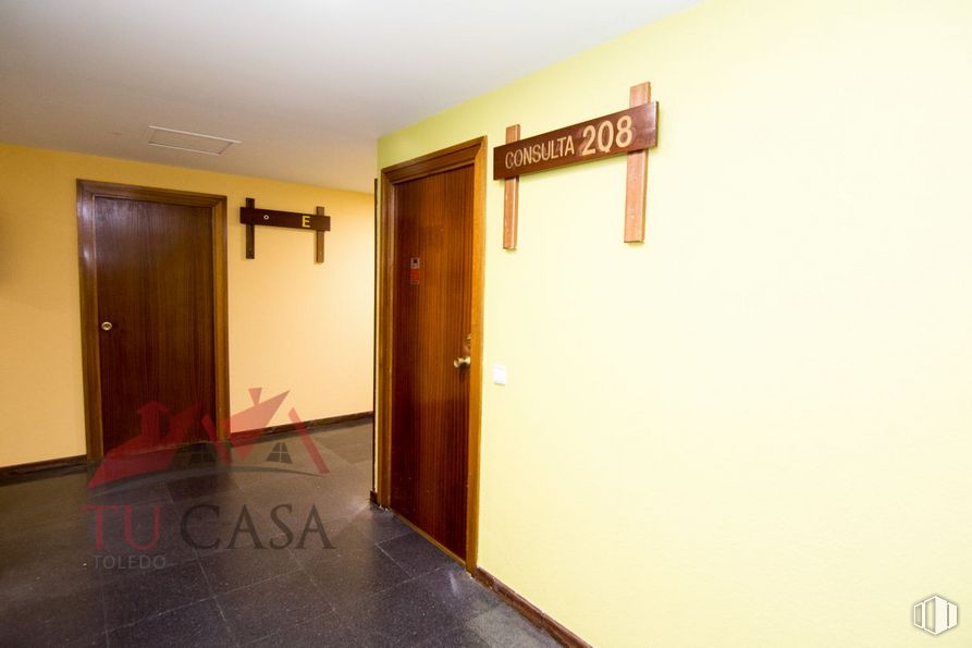 Office for rent at Carretera de la Peraleda, Toledo, 45004 with door, fixture, wood, building, floor, dead bolt, wood stain, home door, paint and automotive exterior around