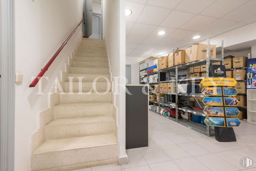 Local en venta en Calle Eras Altas, Villa de Vallecas, Madrid, 28031 con productos envasados, edificio, escaleras, producto, suelos, suelo, estante, madera, estantería y publicación alrededor