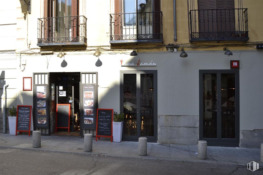 Local en alquiler en Zona Ópera, Centro, Madrid, 28013 con ventana, edificio, puerta, accesorio, barrio, fachada, ciudad, planta, gas y tintes y matices alrededor