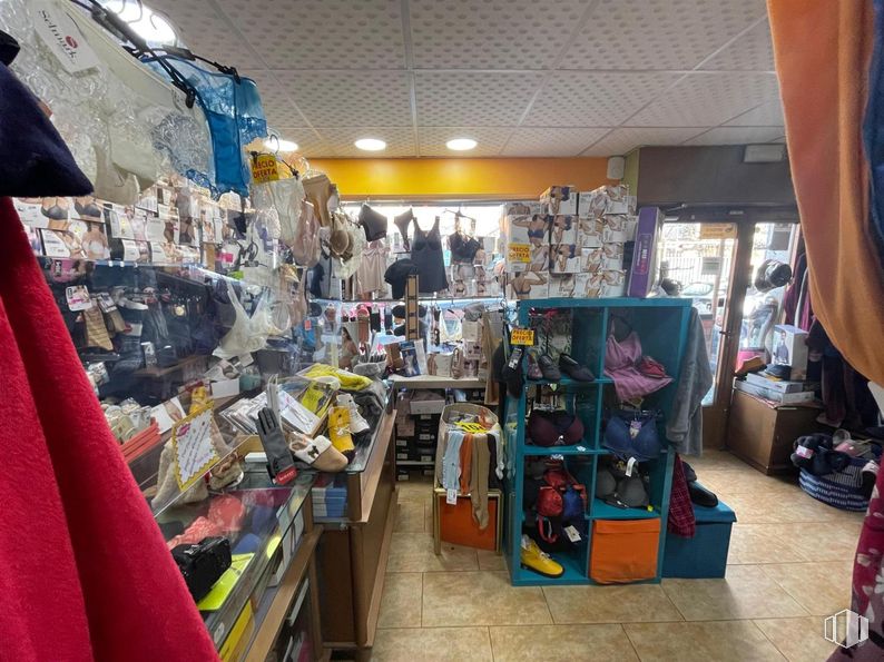 Local en venta en Centro, Moralzarzal, Madrid, 28411 con venta al por menor, bolsa, equipaje y bolsos, plástico, estantería, estante, equipaje, colección, tienda outlet y ir de compras alrededor