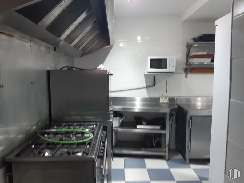 Retail for sale & for rent at Calle Mesones, 11, Robledo de Chavela, Madrid, 28294 with kitchen appliance, building, kitchen, cabinetry, home appliance, kitchen stove, gas, major appliance, flooring and gas stove around