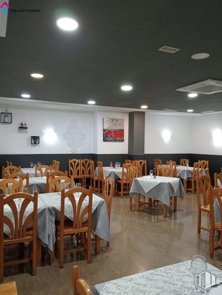 Retail for rent at Casco Histórico de Vallecas, Villa de Vallecas, Madrid, 28031 with chair, kitchen & dining room table, tableware, wine glass, table top, light fixture, flooring, ceiling, interior design and furniture around