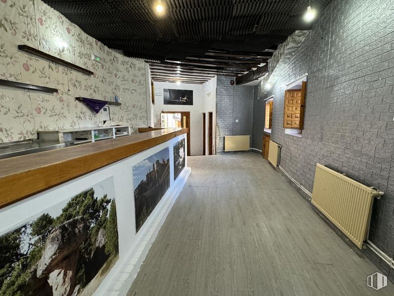 Retail for rent at Barrio del Castillo, Cuenca, 16001 with luggage & bags, wood, lighting, building, floor, flooring, hall, ceiling, art and space around