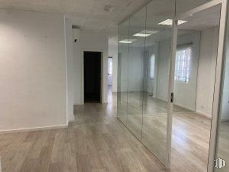 Oficina en alquiler en Calle Nieremberg, Chamartín, Madrid, 28002 con accesorio, hall, madera, suelos, suelo, ventana, exterior del automóvil, puerta, techo y madera dura alrededor