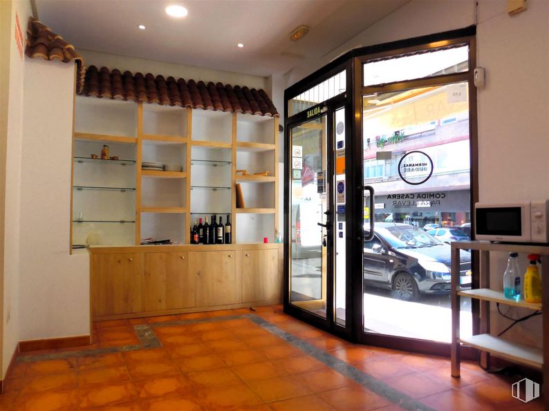 Local en venta en Avenida Toreros, Salamanca, Madrid, 28028 con horno microondas, coche, puerta, neumático, rueda, interiorismo, vehículo, estante, edificio y estantería alrededor