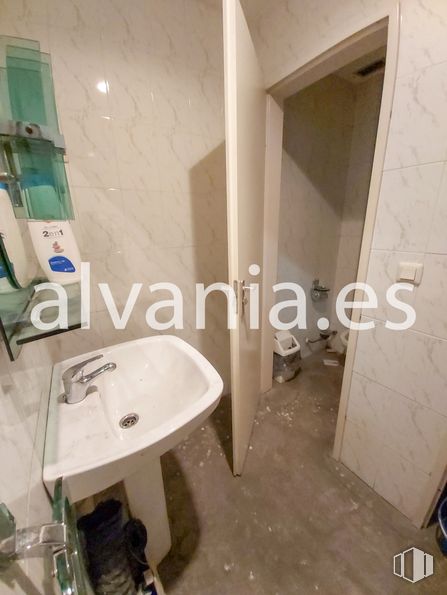 Industrial for sale at Calle Gamonal, Villa de Vallecas, Madrid, 28031 with sink, mirror, tap, plumbing fixture, bathroom sink, wood, interior design, flooring, bathroom and floor around