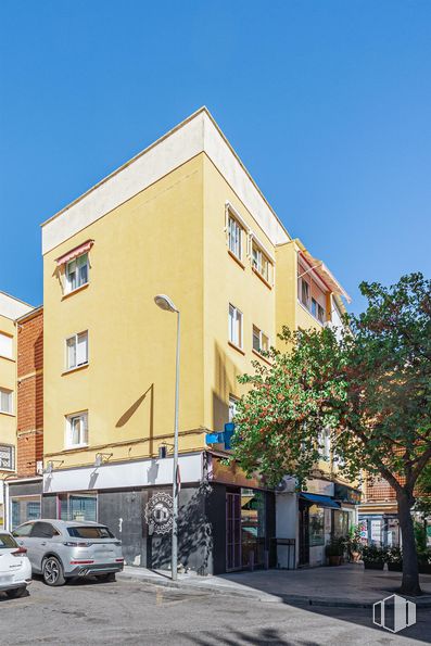 Retail for rent at Calle San Andrés, Majadahonda, Madrid, 28220 with car, building, sky, window, wheel, tire, urban design, vehicle, road surface and house around