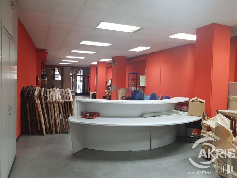 Retail for sale & for rent at Paseo Santa María de la Cabeza, Arganzuela, Madrid, 28019 with light fixture, lighting, interior design, floor, automotive design, flooring, ceiling, building, television and table around