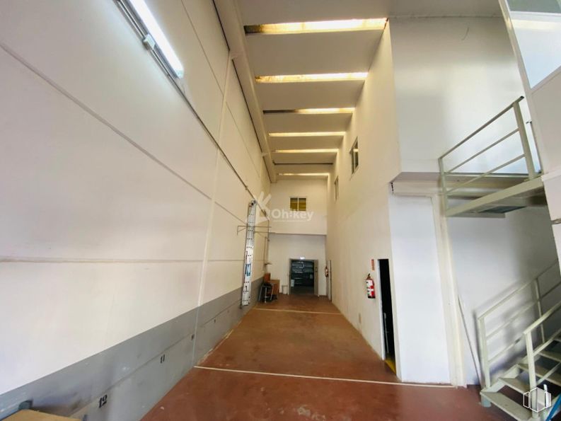 Industrial for sale at Calle Plomo, San Martín de la Vega, Madrid, 28330 with flooring, ceiling, floor, lighting, hall, building material, paint, daylighting, cleanliness and stairs around