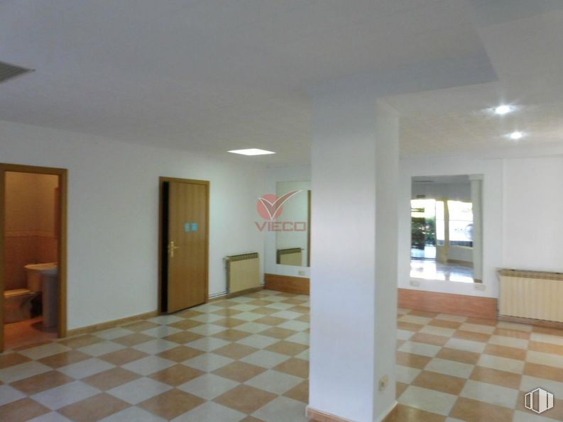 Retail for sale at Zona Hospitales, Cuenca, 16003 with furniture, tile flooring, fixture, wood, flooring, hall, floor, hardwood, ceiling and plaster around