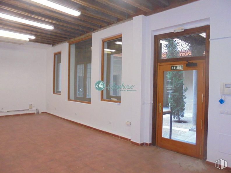 Office for rent at Calle San Frutos, Segovia, 40001 with door, building, property, window, fixture, wood, interior design, hall, flooring and floor around