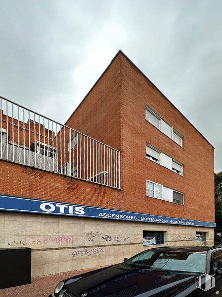 Local en alquiler en Calle Serracines, Alcalá de Henares, Madrid, 28802 con coche, ventana, edificio, luz de estacionamiento, cielo, nube, capó, vehículo, matrícula del vehículo y vehículo de motor alrededor