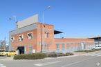 Industrial for sale at Polígono Industrial Vicálvaro, Vicálvaro, Madrid, 28052 with car, building, street light, sky, plant, window, wheel, asphalt, vehicle and residential area around