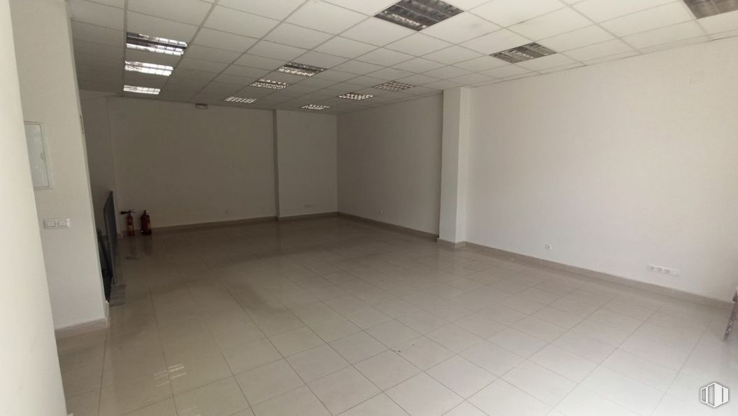 Retail for rent at Zona Norte, Ávila, 05005 with hall, floor, flooring, fixture, building, ceiling, space, glass, event and art around