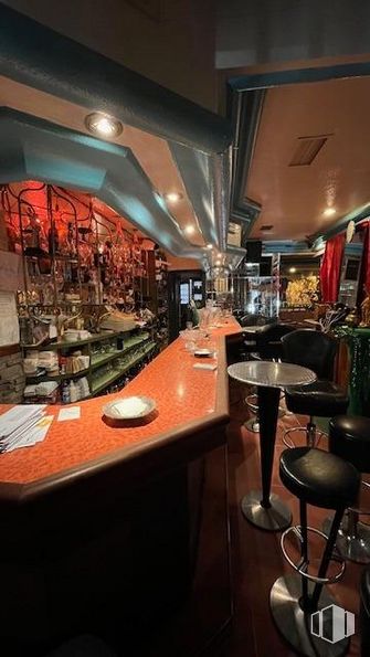 Retail for sale at Calle Galileo, Chamberí, Madrid, 28015 with stool, table top, interior design, barware, chair, bar stool, building, drinking establishment, flooring and table around